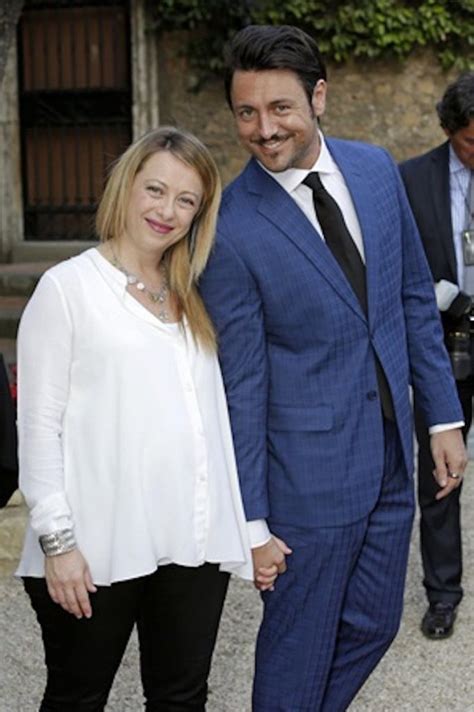 Andrea giambruno, compagno di giorgia meloni e padre di sua figlia ginevra, ha condotto per la prima andrea giambruno, compagno della meloni, debutta a studio aperto. Andrea Giambruno, chi è il "Signor Meloni"? 》 Her Beauty