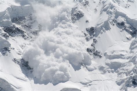 Snow Avalanche Traps 5 Soldiers In Kupwara Jandk