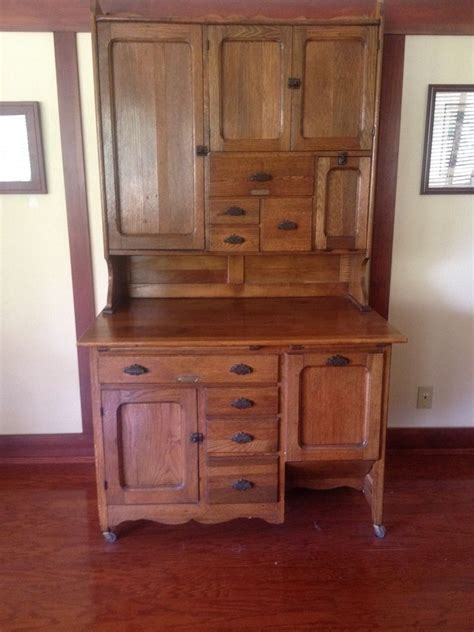 Vintage steel kitchen cabinets entered my consciousness. Hawkeye Hoosier Cabinet #HoosierStyleCabinet # ...