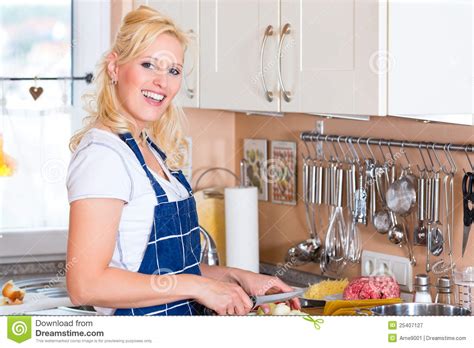 Consejos para cocinar conejo con caracoles. El Ama De Casa Joven Es De Cocinar Y Que Taja Cebollas ...