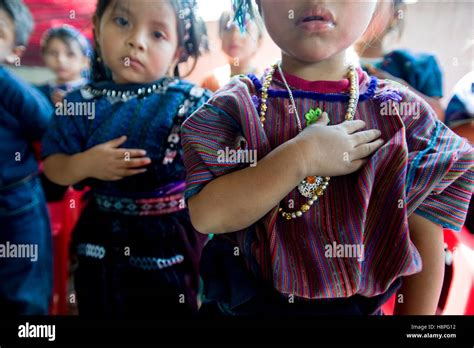 Los niños indígenas mayas cantar el himno nacional en la graduación de preescolar en San Antonio