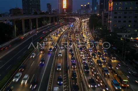Kemacetan Menjelang Psbb Total Di Jakarta Antara Foto