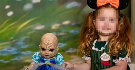 La figlia è ossessionata da una bambola demoniaca che fa piangere i