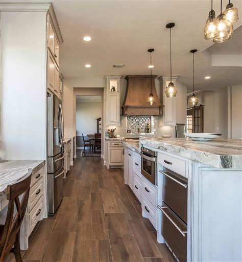 Let's discover fresh and modern farmhouse kitchen countertop ideas. Transitional Modern Farmhouse Kitchen Design - Home Bunch ...