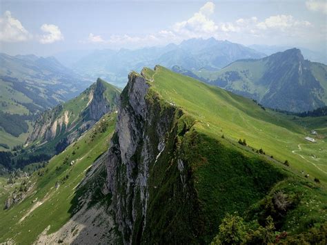 In good weather views as far as the eiger. Гора Роше-де-Найе (Rochers-de-Naye), Монтрё, Швейцария ...