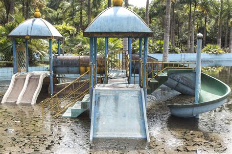 A Creepy Abandoned Water Park With Crocodiles Abandoned Water