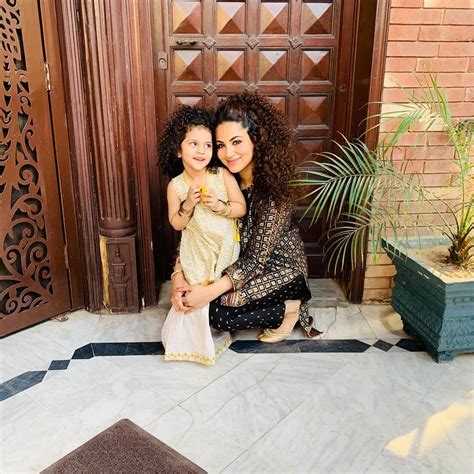 singer annie khalid latest pictures with her daughter 24 7 news what is happening around us