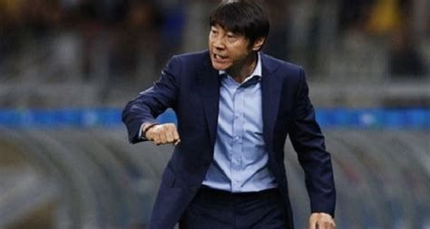 Pelatih asal korea selatan itu mulai menangani skuad garuda sejak akhir desember 2019. Pantaskah Pelatih Timnas Indonesia Shin Tae-Yong Digaji ...