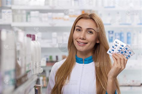 在药店工作的可爱女药剂师
