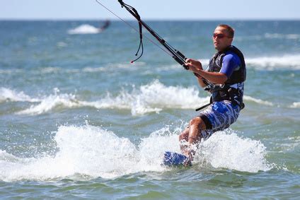 Kitesurf holidays with the experts at planet kitesurf. Kitesurf : initiation au kitesurf | Pratique.fr