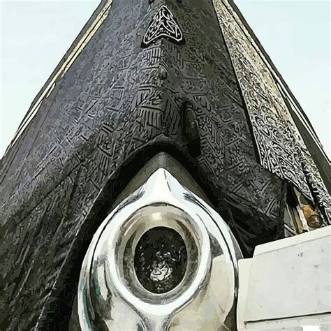 Pertama, hajar aswad merupakan batu dengan posisi paling mulia di bumi. Sejarah Hajar Aswad Dan Keajaibannya - islamulia.com