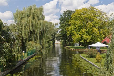 Crossing the great müggelsee and the müggelspree with new venice to erkner, on to woltersdorf and back. Entdeckt das Versteckte Kanalwege von Neu Venedig in ...