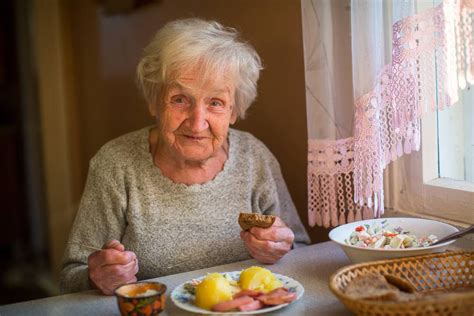 ¿qué Debe Comer Un Anciano De 90 Años El Especialista La Revista