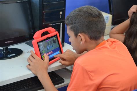 A Autora Incentiva O Uso Da Internet Pelos Estudantes