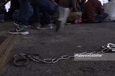 Kesesakan di luar kaunter jabatan imigresen selangor dengan pengunjung tidak mengamalkan penjarakan fizikal. PATI Kotaraya Jadi Tumpuan Operasi Bersepadu Jabatan ...