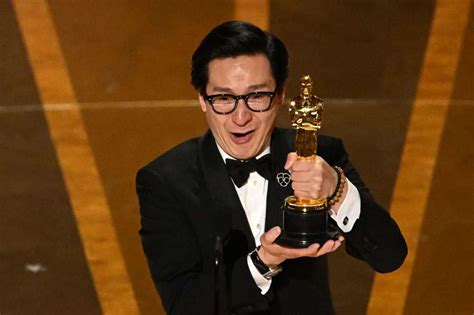 Emocionado Ke Huy Quan Leva O Oscar De Melhor Ator Coadjuvante O Tempo
