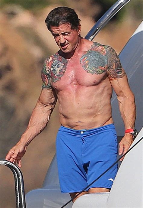 Aos 67 Sylvester Stallone aparece sem camiseta e exibe músculos