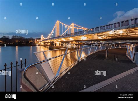 Evening At Chelsea Bridge In London Stock Photo Alamy
