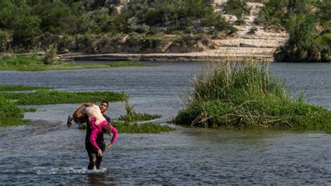 Fotos Abuelita Cruzó El Río Bravo Cargada En Brazos De Otro Migrante