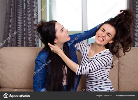 Две Агрессивные Девушки Дерутся Рвут Друг Другу Волосы стоковое фото