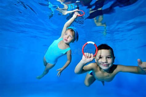 Niños Pequeños Felices Un Niño Y Una Niña Juegan Y Se Divierten Bajo El