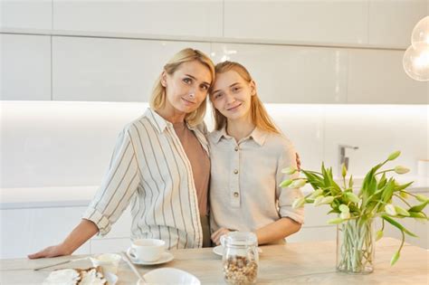 Retrato De Una Madre Adulta Moderna Posando Con Su Hija Adolescente En El Interior De La Cocina