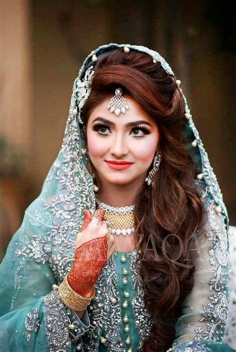 Pin By Zaib Khan On Dulhan Images Pakistani Bride Pakistani Wedding Hairstyles Pakistani