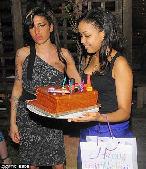 Thumb Sucking Amy Winehouse Shows Shes Still A Daddys Girl At Heart Daily Mail Online