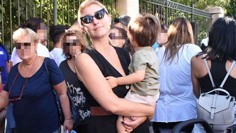Έχει γίνει ευρέως γνωστή από την παρουσίαση του κεντρικού δελτίου ειδήσεων του τηλεοπτικού σταθμού σκαϊ. Σία Κοσιώνη: Βόλτα με τον γιο της στο Μουσείο της ...