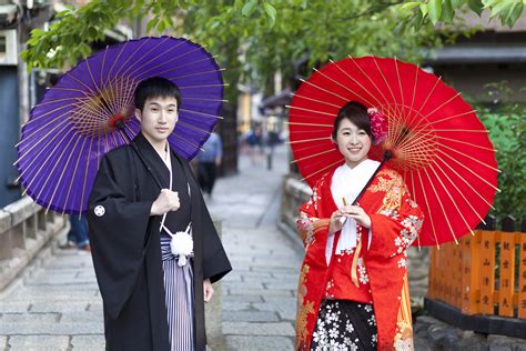 Japanese Married Couple In Traditional Cloths Walking In The Gion Savvy Tokyo