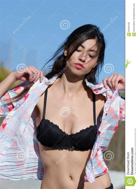 A Mulher Com A Barriga Lisa E Bonita Que Veste A Camisa Aberta E O Ponto Baixo Waisted O Brim