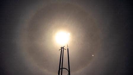 El Halo Lunar Atrapa A Venus