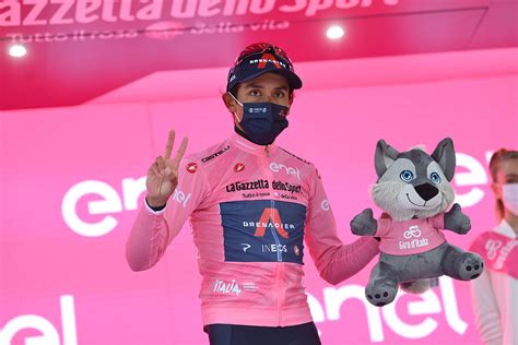 Egan bernal giro d'italia 2021. Giro d'Italia: assolo della maglia rosa Egan Bernal a ...