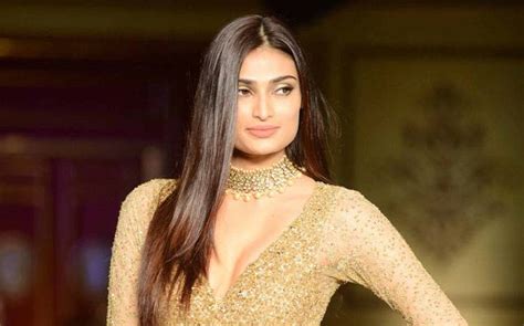 Drake posted a sweet comment on athiya shetty's post for father suniel shetty's birthday. Drake Slidding into Athiya Shetty's Comments! Athiya = KIKI?