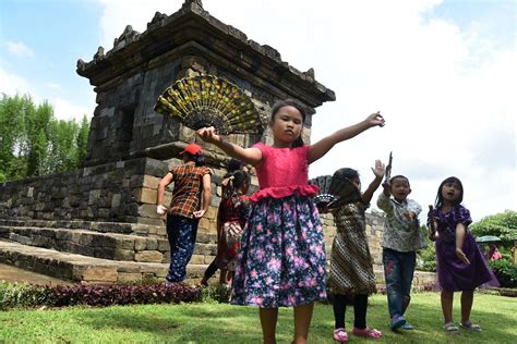 Photo Traditional Games Help Children Build Character The Jakarta Post