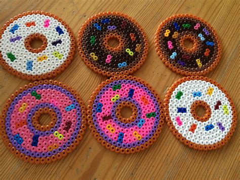 3x steckplatten, 2 blätter von kleinen mustern, 2x pinzette, 5x transparente filme, 10x schlüsselringe, 10x anhänger. Bügelperlen - Untersetzer in Form von Donuts | Bügelperlen ...