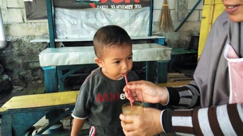 Ekspresi Wajah lucu anak kecil saat minum jeruk - YouTube