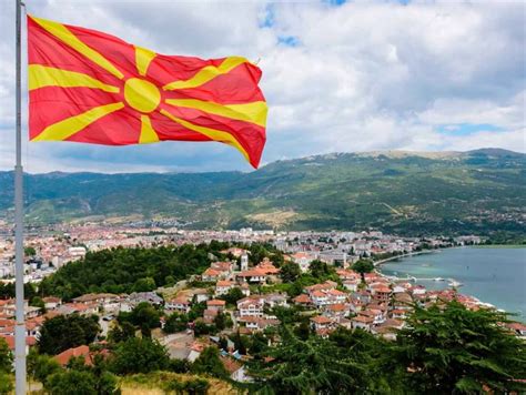 Ulusal bayrak of makedonya cumhuriyeti merkezden alanın kenarına uzanan sekiz genişleyen ışınla kırmızı bir alan üzerinde stilize sarı bir güneşi tasvir eder. NATO'ya yeni üye! 30'uncu ülke oldu