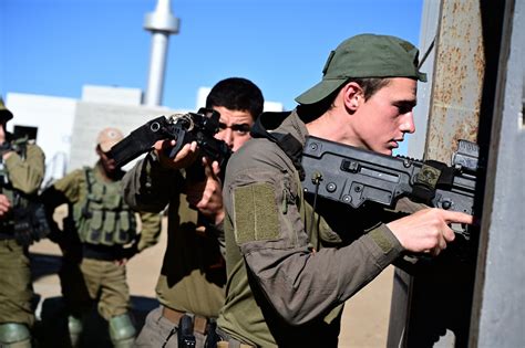 Poll Almost Half Of Jewish Israelis Support Making Idf A Professional