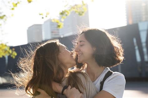 Pareja De Lesbianas Pasar Tiempo Juntos Al Aire Libre Foto Gratis