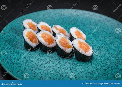 Sushi De Cocina Tradicional Japonesa Delicioso Hossomaki En El Plato