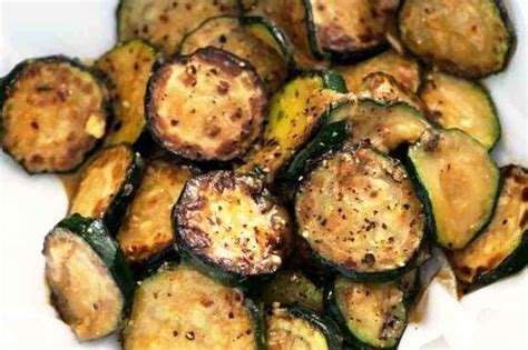 Lava el calabacín y córtalo en finas rodajas, salpiméntalo al gusto, pulveriza un poco de aceite de oliva e introdúcelo en el horno precalentado a 180º c hasta que esté prepara los montaditos poniendo como base la polenta al horno, cubre con unas rodajas de calabacín y cubre de nuevo con polenta. Receta Calabacín al Horno con Orégano | Mis Recetas Caseras