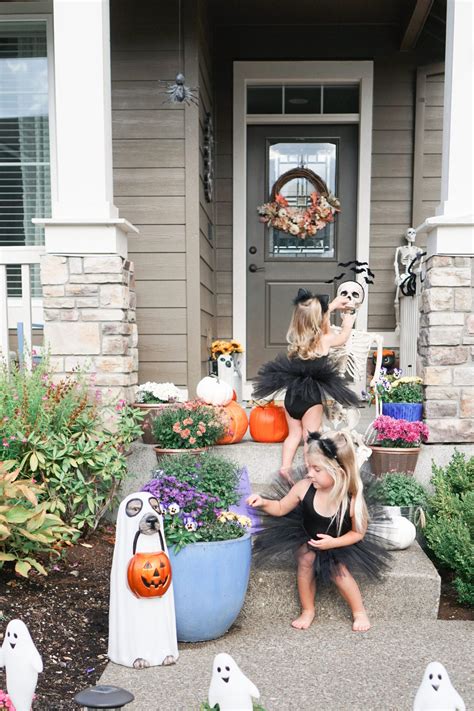 Simple And Budget Friendly Outdoor Halloween Decoration Ideas