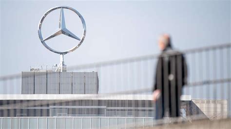 Daimler AG Zahlt Mitarbeitern Bis Zu 400 000 Euro Damit Sie Den