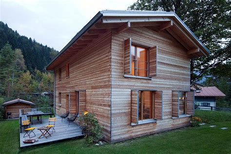 Das eigene haus zu bauen ist aufregend und macht freude. Holzterrasse am Hozhaus | Haus, Billige häuser, Holzhaus ...