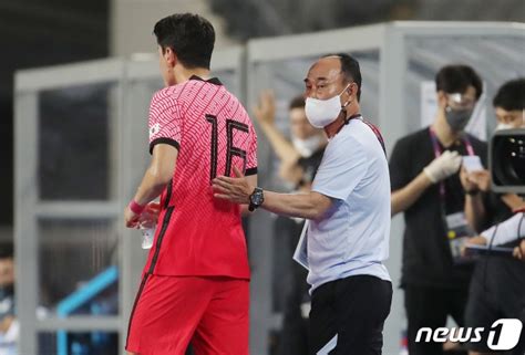 말레이시아와의 예선 2차전에서 김학범 감독은 조현우를 비롯한 6명의 선수를 교체하고 골키퍼 자리에 조현우 대신 송범근을 배치했다. 사진 황의조 투입하는 김학범 감독 - 머니S