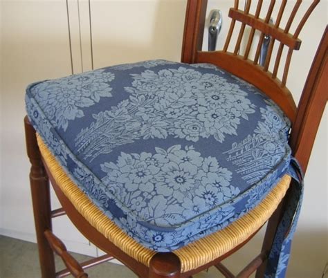 Mismatched country french kitchen chairs are a great way to add visual interest to your dining room. HomeOfficeDecoration | French country kitchen chair pads