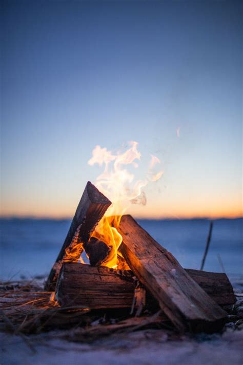 Kostenlose Hintergrundbilder Feuer Auf Braunem Holz Bei Sonnenuntergang Bilder F R Ihren