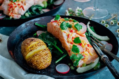 Zalm uit de oven met dressing van limoen citroen en rode peper op een