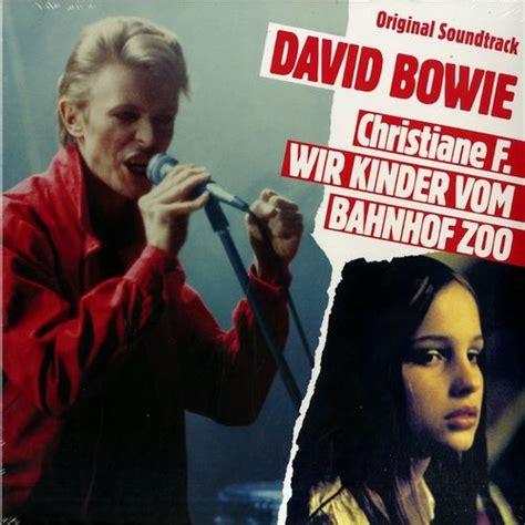 Seine musik und bühnenkunst hatten einen bedeutenden einfluss auf die popmusik, und seine karriere war geprägt von neuerfindung und visueller präsentation. David Bowie - Christiane F. - Wir Kinder Vom Bahnhof Zoo ...